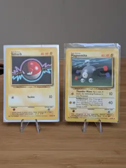 Pokemon Common Card : Voltorb 67/102 and Magnemite 53/102 (Base Set) - Image 1