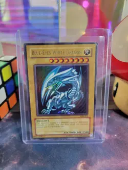 Blue-Eyes White Dragon SDK-001 Yu-Gi-Oh TCG Starter Deck Kaiba Unlimited DMG - Image 1