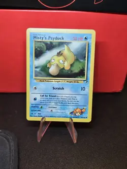 💥 Misty's Psyduck 54/132 Gym Heroes Non Holo Pokemon Card 1999 - Image 1