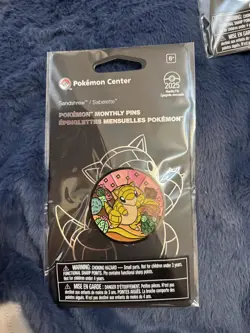 POKEMON CENTER | SANDSHREW MONTHLY PINS: ( 6 OF 12 ) HABITAT HELD PIN BADGE TCG - Image 1