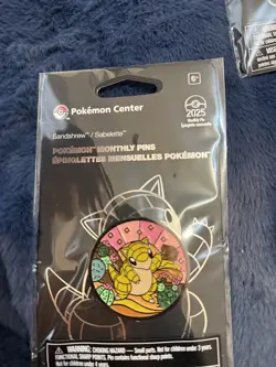 POKEMON CENTER | SANDSHREW MONTHLY PINS: ( 6 OF 12 ) HABITAT HELD PIN BADGE TCG - Image 2