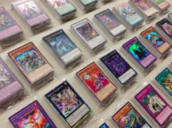 YuGiOH *** 100 CARDS *** Mixed LOT! W/ RARES & HOLO FOILS + Bonus Gift - Image 1