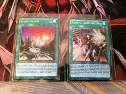 YUGIOH TCG KOZMOTOWN + KOZMO LIGHTSWORD PGL3 GOLD SECRET 1ST EDITION - Image 1