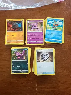 100 2020 Sword And Shield Series Pokemon TCG Card Lot - Image 1