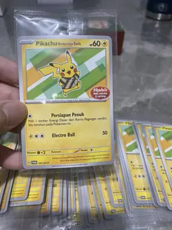 Pokemon TCG Pikachu Berkemeja Batik 101/SV-P Pikachu's Indonesia Journey Promo - Image 3
