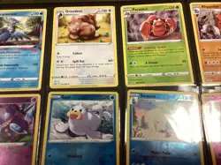 2022 Pokemon Lost Origin /196 - (32) Card Lot. Holo / Shine / Basic No Reserve - Image 3