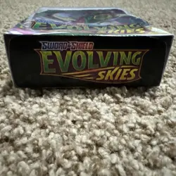 Sealed 3 Pack Evolving Skies Hanger Box Pokemon TCG Sword & Shield booster 820650851551 - Image 1