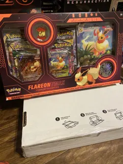 Pokemon TCG: Eevee Evolution VMAX Premium Collection -Flareon 820650101618 - Image 1