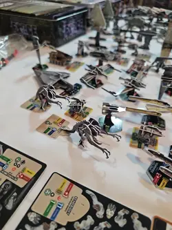 Star Wars PocketModel TCG. Over 120 Figures, 25 Cards, 4 Tins, 7 More Unpunched. - Image 5