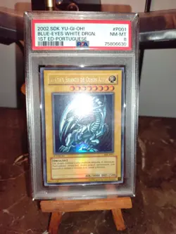 2002 Yugioh BLUE-EYES WHITE DRAGON SDK-001 DIK-P001 Portuguese 1st Edition PSA 8 - Image 1