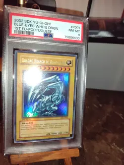 2002 Yugioh BLUE-EYES WHITE DRAGON SDK-001 DIK-P001 Portuguese 1st Edition PSA 8 - Image 2