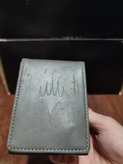 Mtg Ultra Pro Deck Box Leather Alcove Flip Magnetic Silver Grey Artifact Used - Image 2