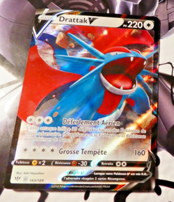 POKEMON FRANCAISE CARD HOLO CARTE DRATTAK V 143/189 FR MINT 2020 - Image 1