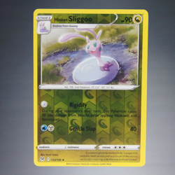 2022 POKEMON TCG HISUIAN SLIGGOO #133/196 SWSH LOST ORIGIN UNCOMMON TRADING CARD - Image 1