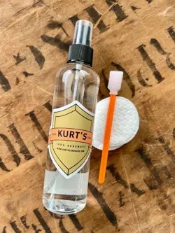 Kurt Card Care 8oz Flask Liquido Rigenerante Carte Pokemon Magic Yu-gi-oh - Image 1