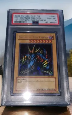 Yugioh-LOB, PSA 8, Tri-Horned Dragon HOLO 1st Edition 2002 ultra rare Portuguese - Image 2