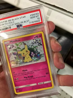 PSA 10 GEM MINT Mimikyu SM163 Great SWIRL Team Up HOLO PROMO Pokemon Card 842 - Image 4