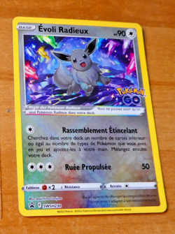 POKEMON FRANCAISE CARD HOLO CARTE EVOLI RADIEUX SWSH230 FR MINT 2022 - Image 1