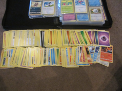 Pokemon card collection lot binder - 950 Cards Halos/Commons - Image 2