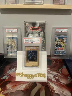 TRI HORNED DRAGON 1ST EDITION PORTUGUESE 2002 YU-GI-OH LOB P000 PSA 9 - Image 1