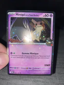 Carte Pokemon Mimiqui Team Rocket 087/182 STAFF Rivalites Destinees Francais - Image 3