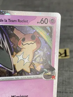 Carte Pokemon Mimiqui Team Rocket 087/182 STAFF Rivalites Destinees Francais - Image 5