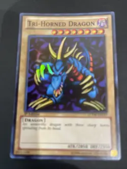 Tri-Horned Dragon - LCYW-EN157 - Super Rare - 1st Edition - LP - Image 1