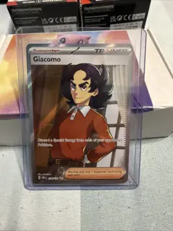 Pokemon Prismatic Evolutions Trainer Card Giacomo Full Art 138/131 - Image 1