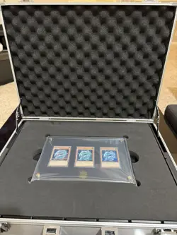 Yu-Gi-Oh! Kaiba Case Briefcase Set 25th Anniversary English Edition - Image 3