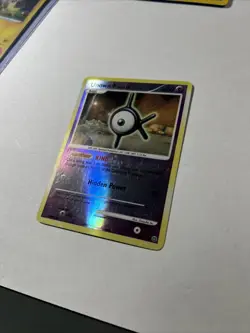 2007 Pokemon Secret Wonders Unown 68/132 Reverse Holo LP - Image 2