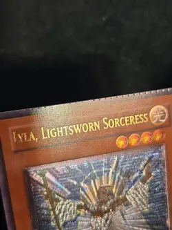 *Misprint* Lyla, Lightsworn Sorceress - LODT-EN019 - Ultimate Rare Crimped - Image 2