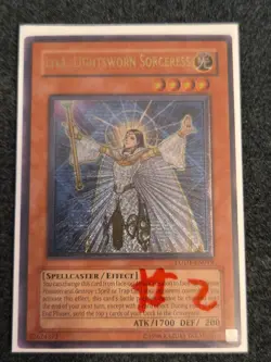 *Misprint* Lyla, Lightsworn Sorceress - LODT-EN019 - Ultimate Rare Crimped - Image 3