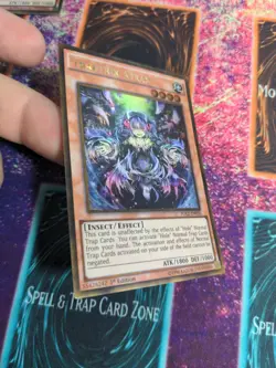 Yu-Gi-Oh! Traptrix Atrax PGL2-EN036 1st Edition Gold Rare NM - Image 2
