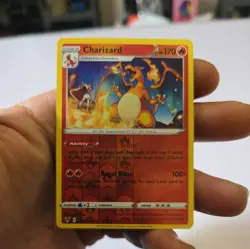 Charizard 025/185 Vivid Voltage Reverse Holo Rare Pokemon card MINT - Image 1