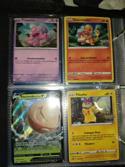 Lotto Carte Pokemon + Omaggi misti ITA - Holo, Reverse Holo, Rare, Comuni e non - Image 1