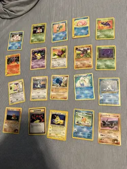 Lot Of 20 POKEMONTCG CARDS - Image 1