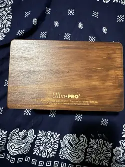 Pokemon TCG - 25th Celebration Deck Box (wooden) - Ultra Pro Pikachu - Image 2