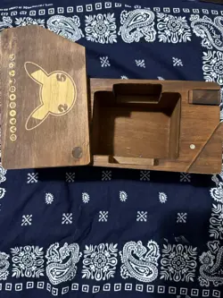 Pokemon TCG - 25th Celebration Deck Box (wooden) - Ultra Pro Pikachu - Image 3