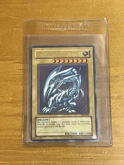 Yugioh Blue-Eyes White Dragon SDK-001 Ultra Rare Unlimited Damaged - Image 1