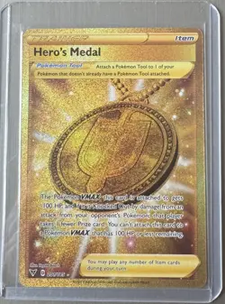 HERO'S MEDAL 201/185 VIVID VOLTAGES POKEMON (GOLD SECRET RARE, NM) - Image 1