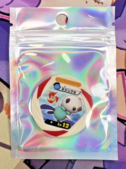 Victini x Oshawott Red Promo Regular Battrio Pokemon Arcade Game Chip 🍄 - Image 1