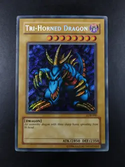 YUGIOH 2002 | TRI-HORNED DRAGON| LOB-000 | NORTH AMERICAN OLD PRINT | EX-VG - Image 1
