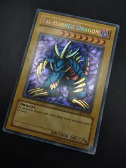 YUGIOH 2002 | TRI-HORNED DRAGON| LOB-000 | NORTH AMERICAN OLD PRINT | EX-VG - Image 3