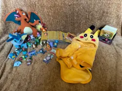 POKEMON LOT +400 CARDS, PLUSH, FIGURES, KEYCHAINS... - Image 1