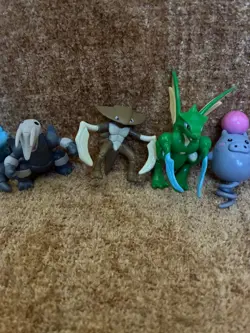 POKEMON LOT +400 CARDS, PLUSH, FIGURES, KEYCHAINS... - Image 3