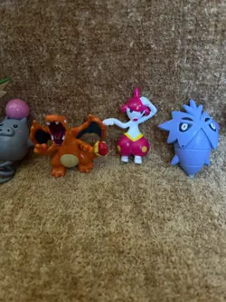 POKEMON LOT +400 CARDS, PLUSH, FIGURES, KEYCHAINS... - Image 4