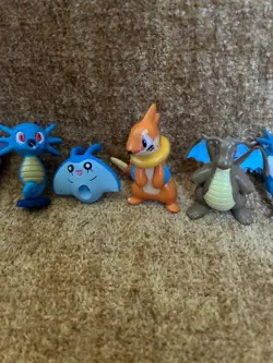 POKEMON LOT +400 CARDS, PLUSH, FIGURES, KEYCHAINS... - Image 5