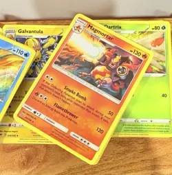 1000+ Pokemon Mixed Cards Including 2 Pokemon Tin Boxes - Image 5