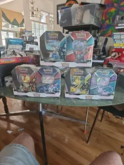 Pokemon TCG V Heroes Bundle Tins: 2-Pack of Vaporeon & Umbreon Jolteon Flaeron - Image 1