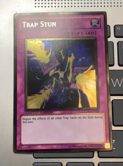 Yugioh Trap Stun GLD4-EN050 Ultra Rare Holo near mint condition card Limited Ed - Image 1